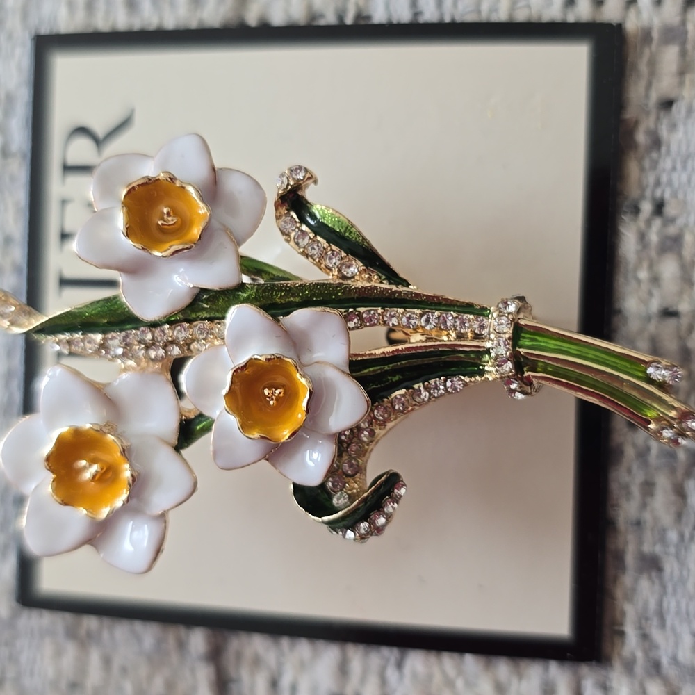 NAPIER BRAND FASHION JEWELRY PIN BEAUTIFUL FLOWER BUNCH